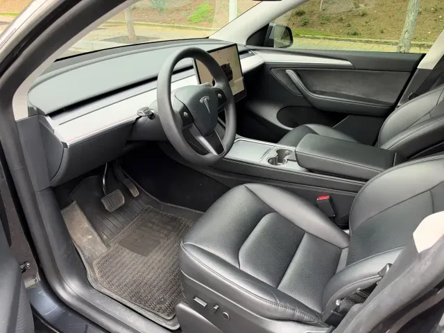Tesla Model Y — Фото автомобиля 11