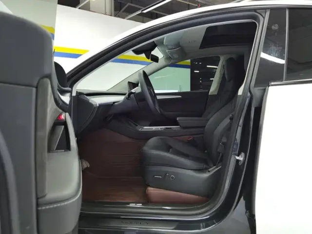 Tesla Model Y — Фото автомобиля 9