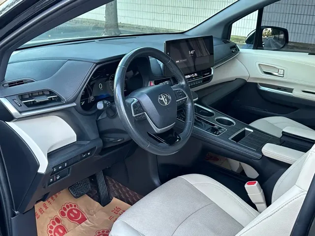 Toyota Sienna — Фото автомобиля 7