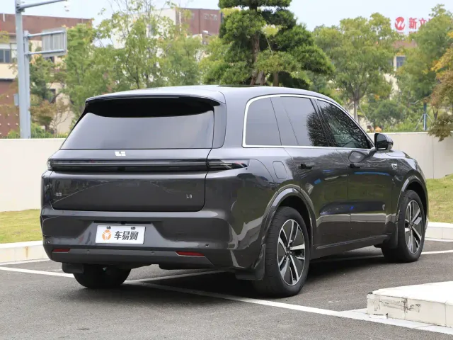 Li Auto L8 — Фото автомобиля 23