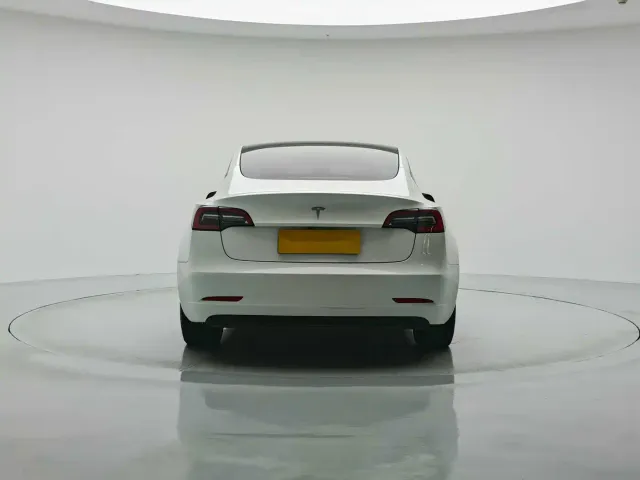 Tesla Model 3 — Фото автомобиля 5