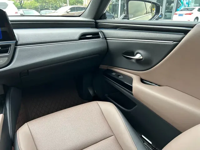 Lexus ES — Фото автомобиля 13
