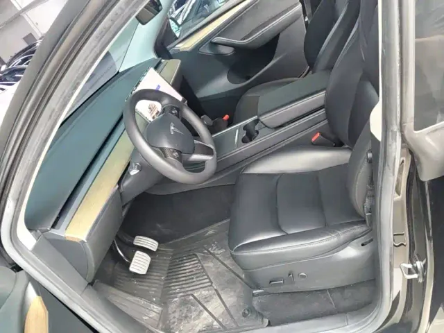 Tesla Model Y — Фото автомобиля 14