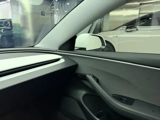 Tesla Model 3 — Фото автомобиля 10