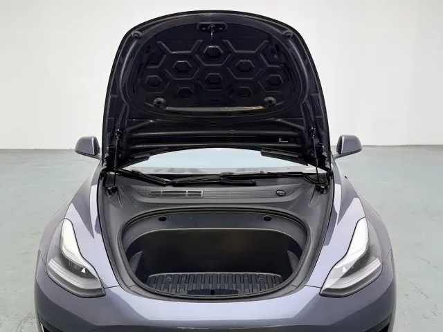 Tesla Model 3 — Фото автомобиля 11
