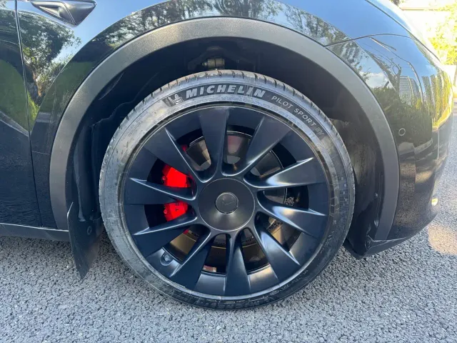 Tesla Model Y — Фото автомобиля 9