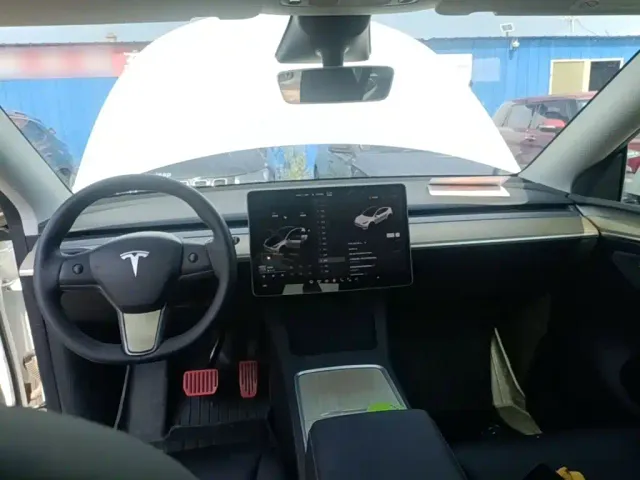 Tesla Model Y — Фото автомобиля 17
