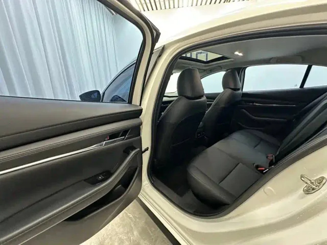 Mazda Axela — Фото автомобиля 7