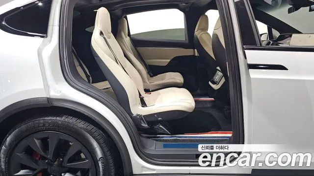 Tesla Model X — Фото автомобиля 11