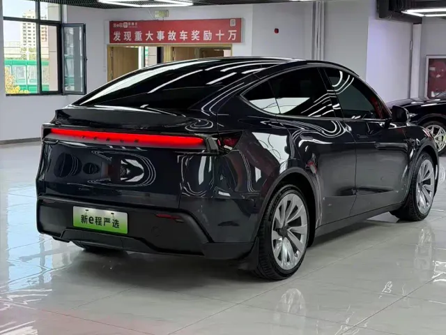 Tesla Model Y — Фото автомобиля 6