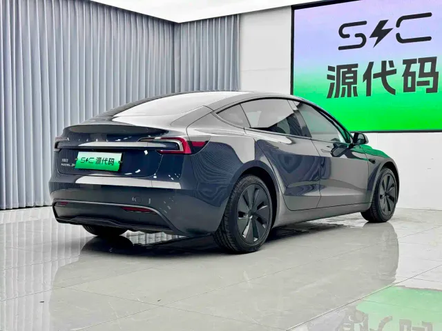 Tesla Model 3 — Фото автомобиля 17