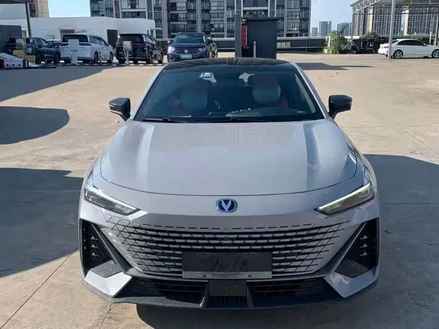 Changan Changan UNI-V 2022 1.5T Premium Model — Фото автомобиля 2