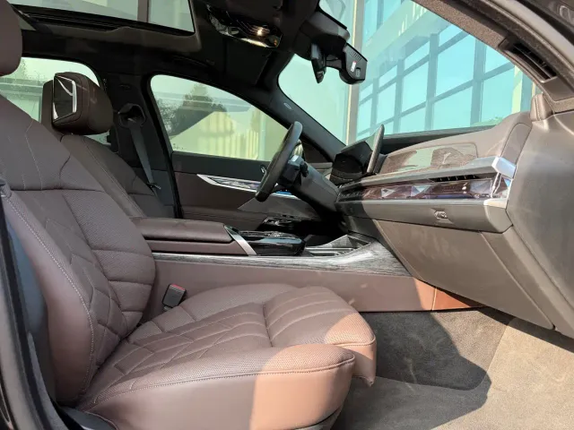 BMW i7 — Фото автомобиля 22