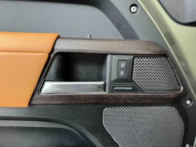 Land Rover Defender — Фото автомобиля 13