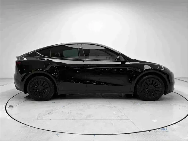 Tesla Model Y — Фото автомобиля 17