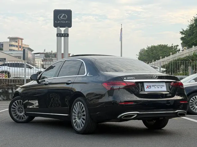 Mercedes-Benz E-Class — Фото автомобиля 4