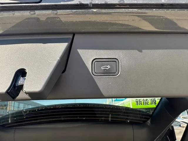 Volvo XC70 Plug-in Hybrid — Фото автомобиля 11