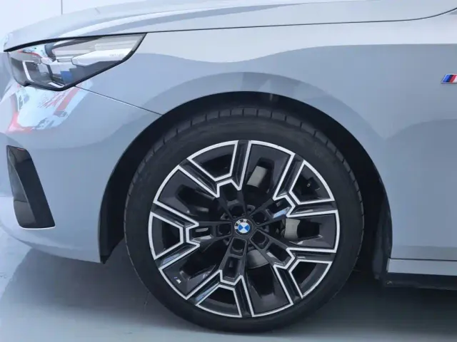BMW 5 Series — Фото автомобиля 7