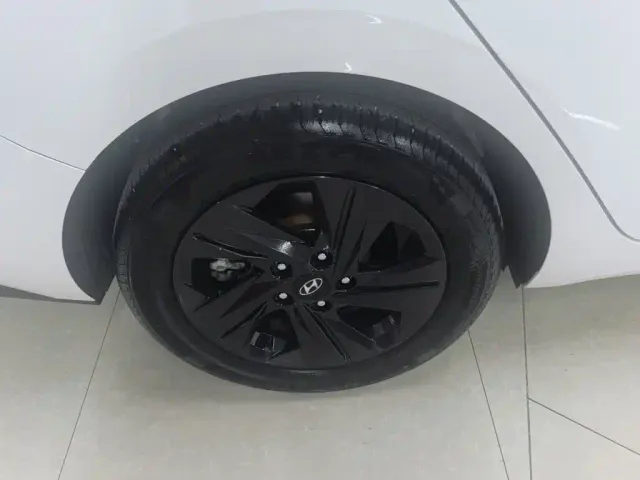 Hyundai Elantra — Фото автомобиля 12