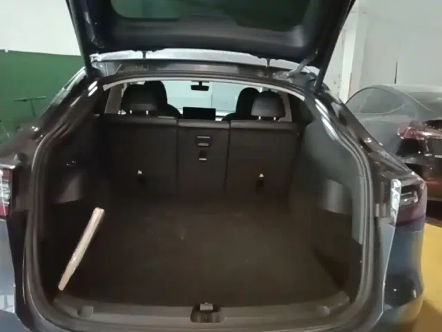 Tesla Model Y — Фото автомобиля 18