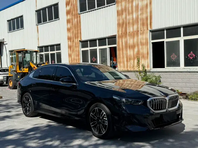 BMW 5 Series — Фото автомобиля 3