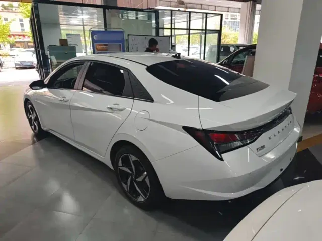 Hyundai Elantra — Фото автомобиля 4