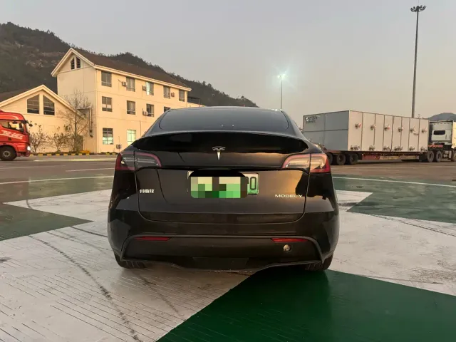 Tesla Model Y — Фото автомобиля 5