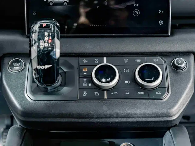 Land Rover Defender — Фото автомобиля 14