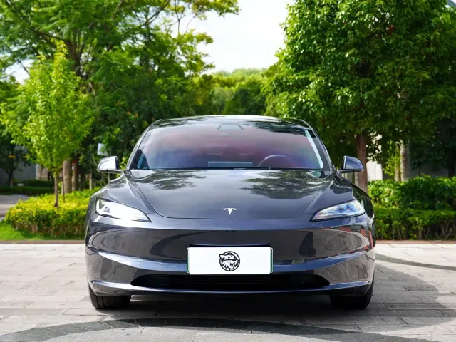Tesla Model 3 — Фото автомобиля 2