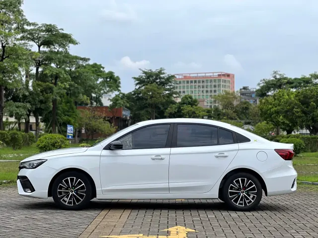Roewe i5 — Фото автомобиля 7