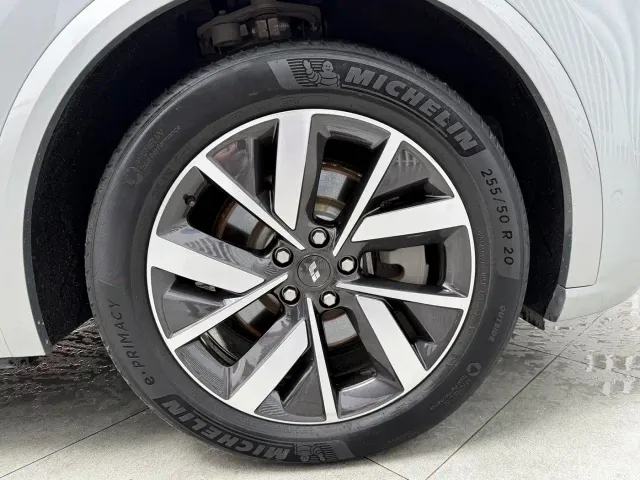 Li Auto L8 — Фото автомобиля 15