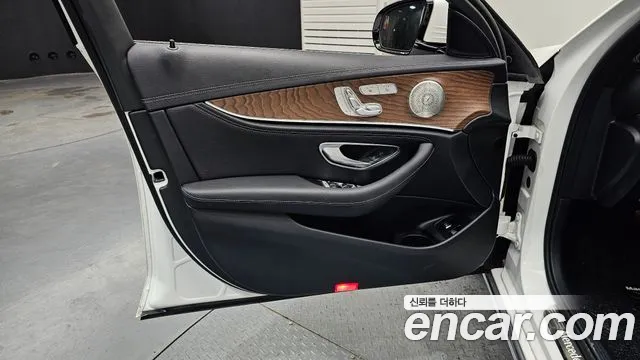 Mercedes-Benz E-Class — Фото автомобиля 24