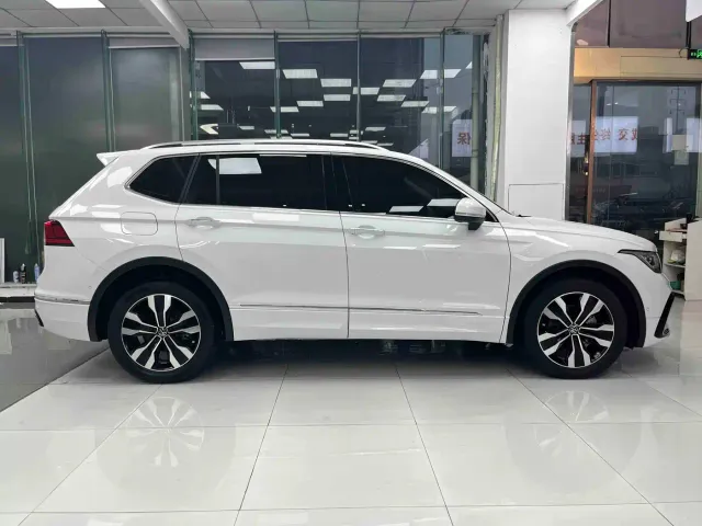 Volkswagen Tiguan L — Фото автомобиля 10