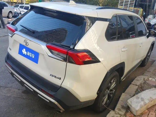 Toyota RAV4 — Фото автомобиля 3