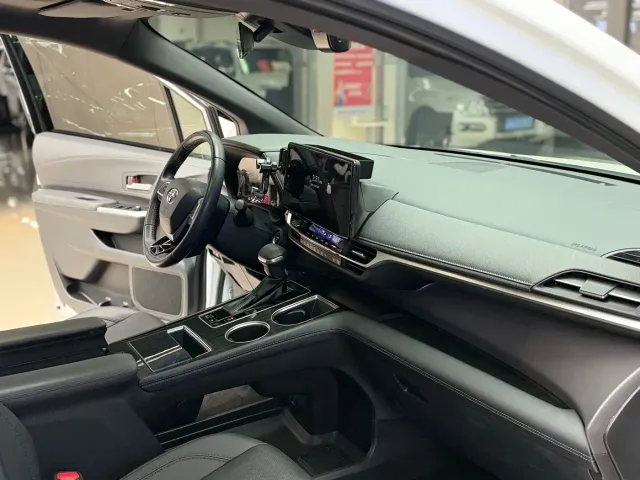 Toyota Sienna — Фото автомобиля 5