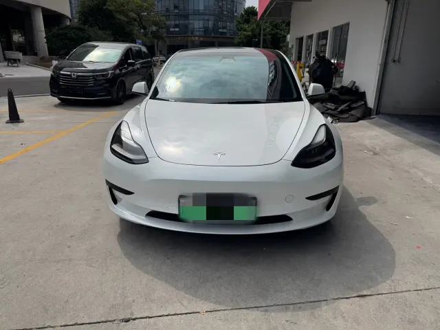 Tesla Model 3 — Фото автомобиля 2
