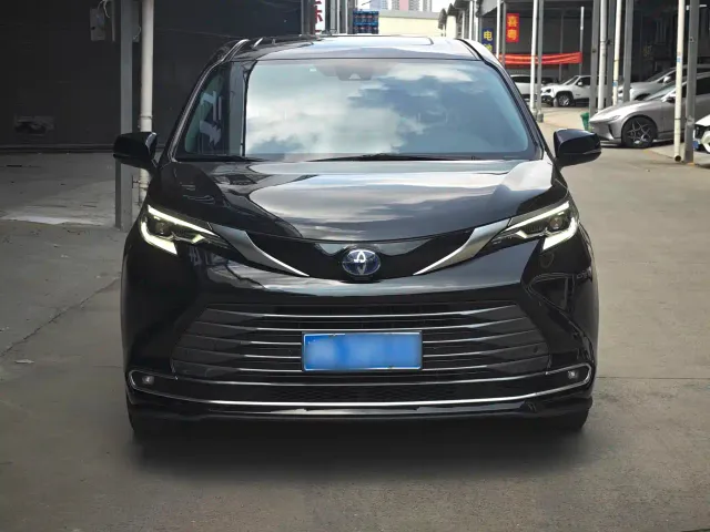 Toyota Sienna — Фото автомобиля 2