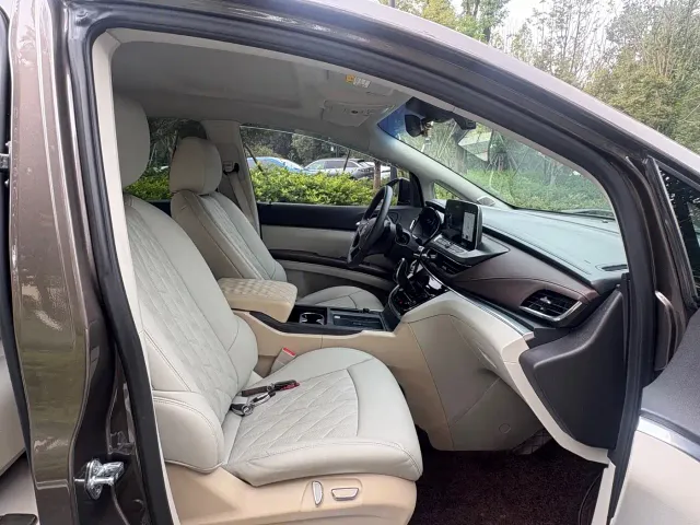 Buick GL8 — Фото автомобиля 10