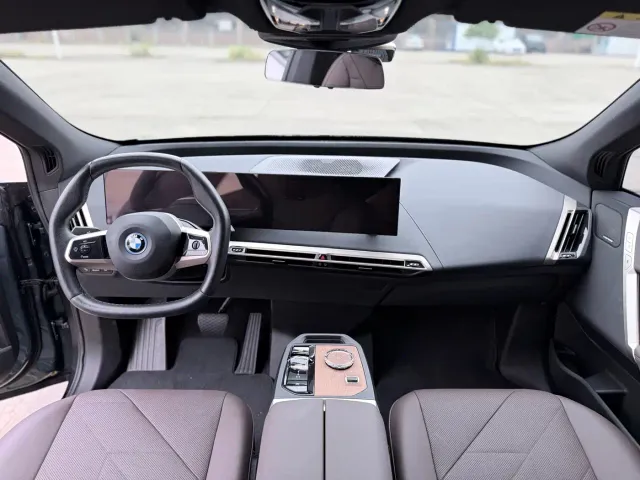 BMW iX — Фото автомобиля 11