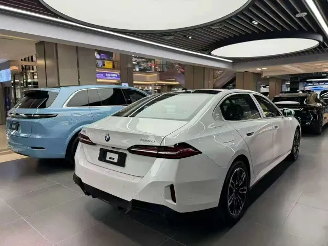 BMW 5 Series — Фото автомобиля 3