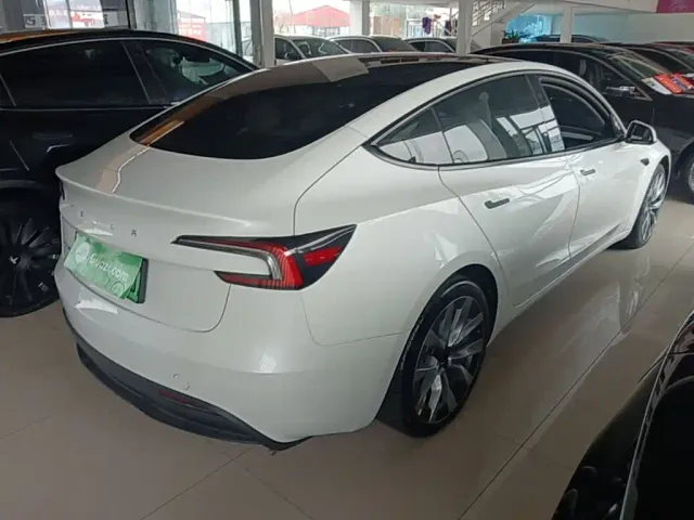 Tesla Model 3 — Фото автомобиля 6