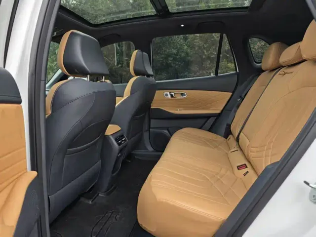Geely Galaxy Starship 7 EM-i — Фото автомобиля 16