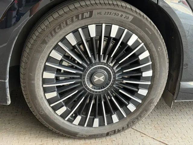 Xpeng X9 — Фото автомобиля 15