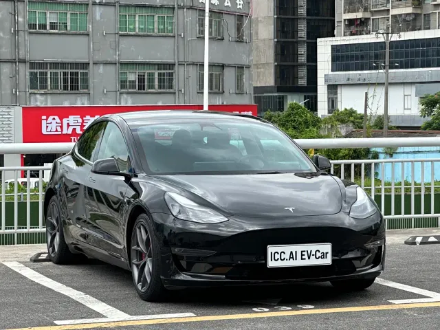 Tesla Model 3 — Фото автомобиля 3