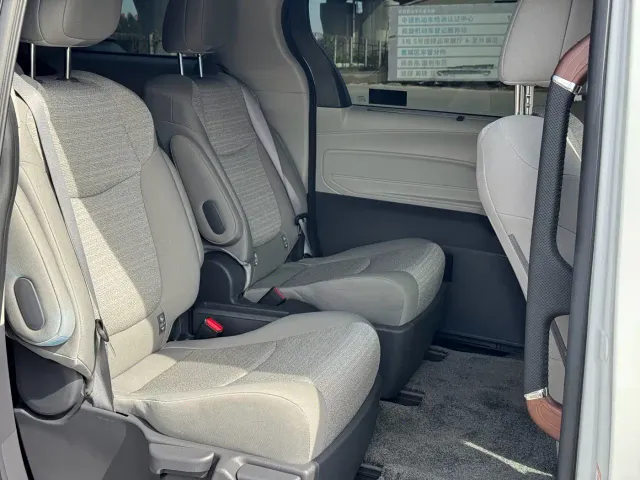Toyota Sienna — Фото автомобиля 14