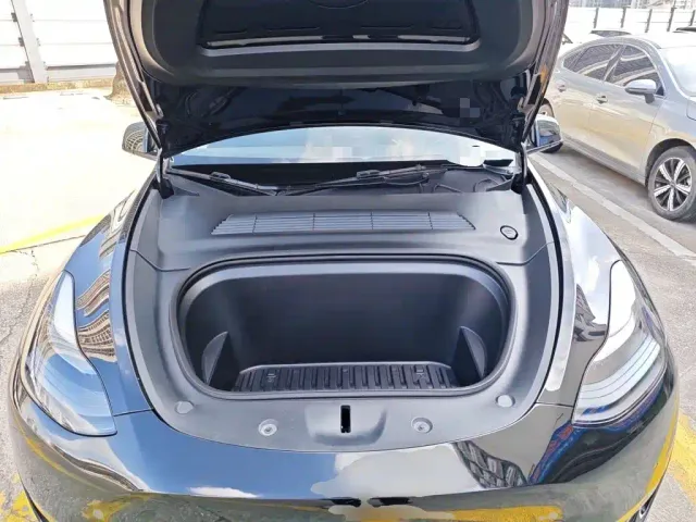 Tesla Model Y — Фото автомобиля 21