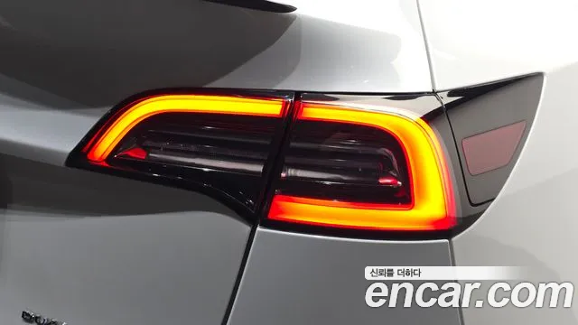 Tesla Model Y — Фото автомобиля 23