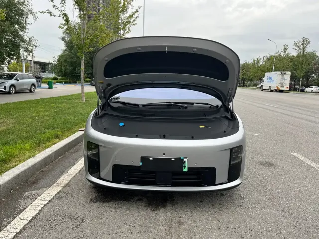 Li Auto i8 — Фото автомобиля 18