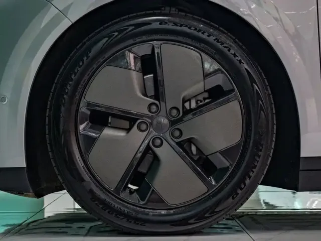 Li Auto Li Auto i6 2025 2WD Base Model — Фото автомобиля 7