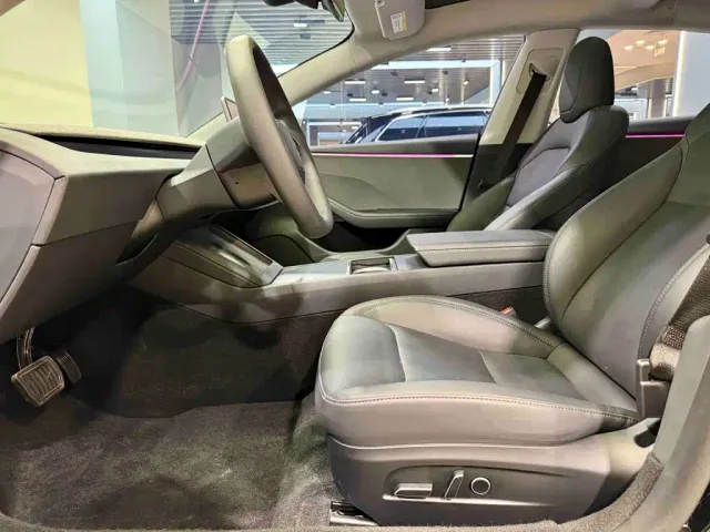 Tesla Model 3 — Фото автомобиля 15